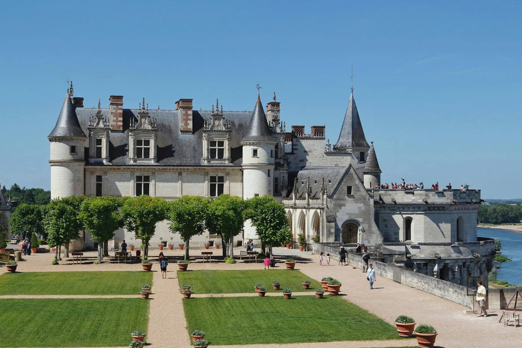 Le château d’Amboise vu depuis ses jardins, au-dessus de la Loire